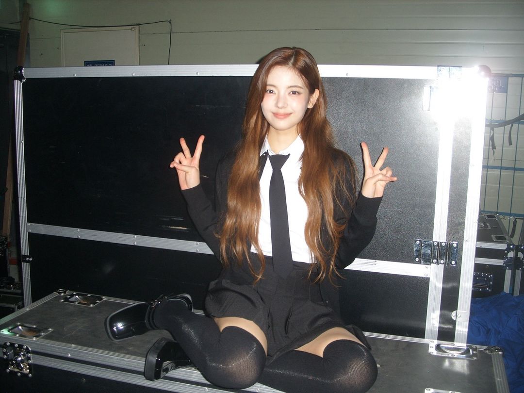 juhliachoi's tweet photo. who said backstage can’t be runway? 이 순간도 spotlight even before the lights hit ᝰ ᥫ᭡ ₊˚⑅ https://t.co/ZAngekndBC