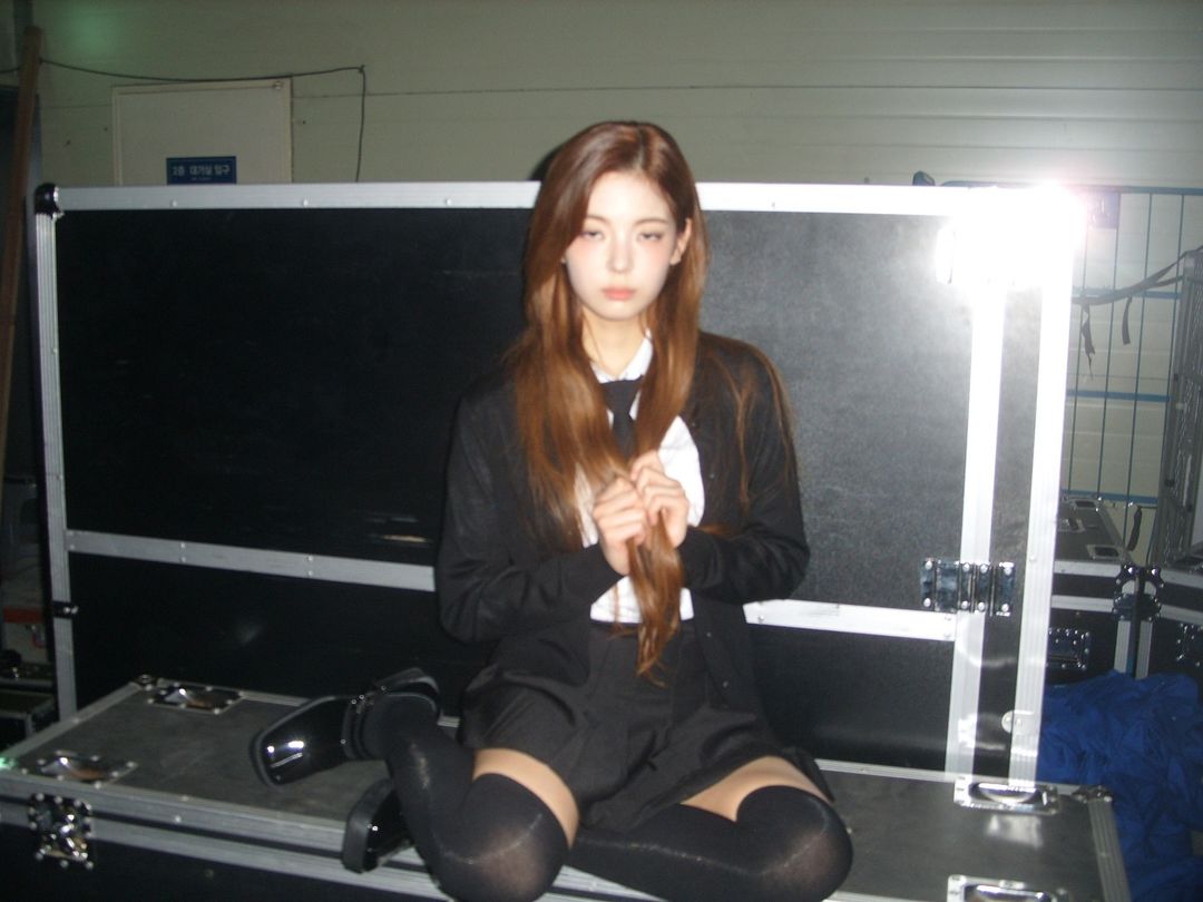 juhliachoi's tweet photo. who said backstage can’t be runway? 이 순간도 spotlight even before the lights hit ᝰ ᥫ᭡ ₊˚⑅ https://t.co/ZAngekndBC