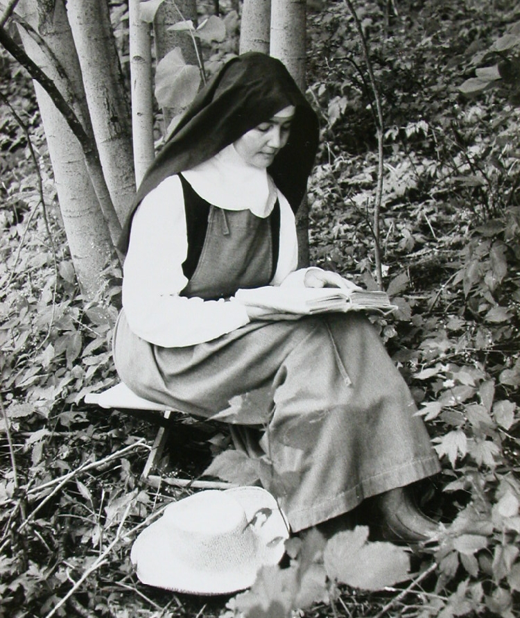 NunsHolding's tweet image. A Cistercian Nun of the Valley of Our Lady Monastery in Hollandale, Wisconsin reading a book outdoors under a tree. Photo from the Monastery's website at valleyofourlady.org/insolitudewith…. Bonus photo today in honor of this account's 5th anniversary!
