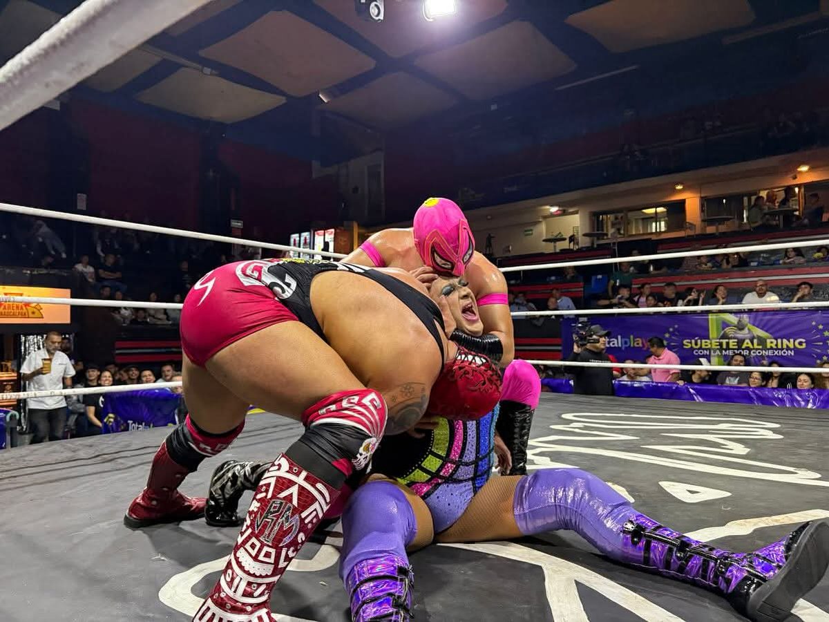 LaTijeraLucha's tweet photo. La lucha súper especial de #IWRG es para los integrantes de #RevolutionCrew ante #LasShotas,a pesar de ser los apoyados de la afición, con mucha fuerza #HijoDeCanisLupus, #ReyMictlan y #MultifaceticoJr dan cuenta de #JessyVentura, #DivaSalvaje y #EstrellaDivina en #ArenaNaucalpan https://t.co/pUgA9KvBoI