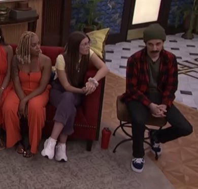 maximusmom13's tweet image. Get them a bigger couch ffs! 😭 #BB27