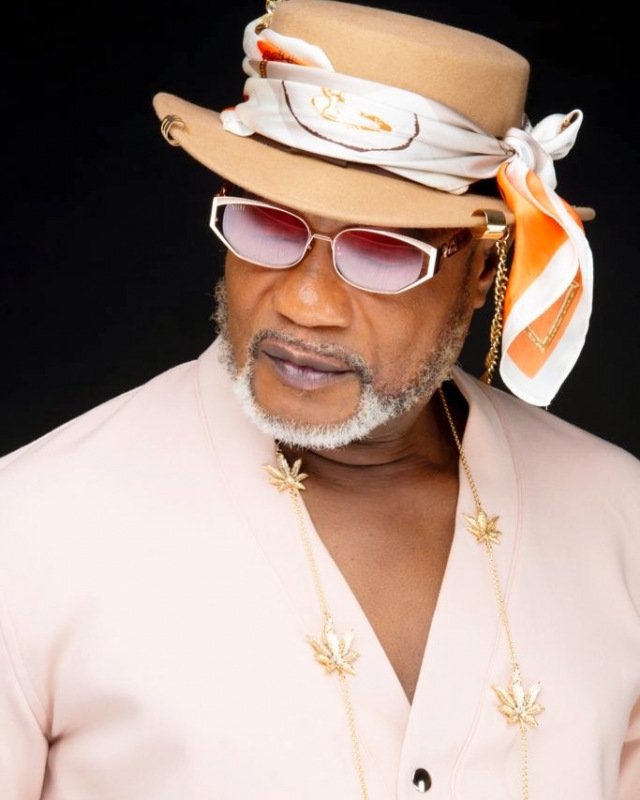 🎶Nga nazalaki na nga bougie ya ligablo
 Bougie oyo eko ngengisa wenze tango moke avant k ekufa nango. Kasi bosoyi banda azua ne nga akenda ne nanga , nakoma ngengisa ndaku naye banda butu ti tongo naza nanga kosila pe te kokufa pe te. Maboko naye eza pouvoir nanga
🎶
Airways