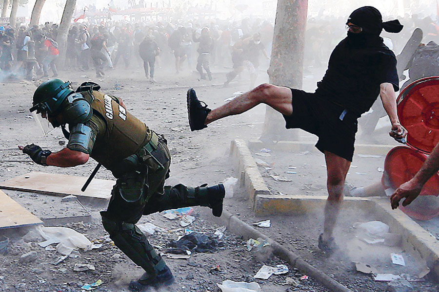 Adherente de Jeannette Jara, demostrando su "amor" hacia carabineros. 
#SerComunistaNoEsNormal