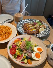 benedictlydia's tweet photo. Capturing the magic of friendship over a delicious meal! 💖🥗✨ https://t.co/bvbsA5COP4