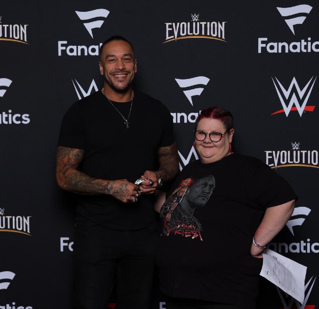 SenoraPriest's tweet photo. Yall, this was crazy! I cannot believe I met Damian!!! Thank you, @ArcherOfInfamy!!! https://t.co/gCuWFb4OOi
