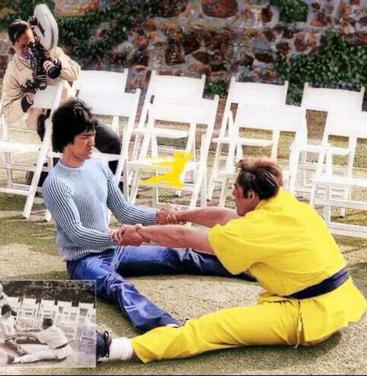 bruceleedragon1's tweet image. Bruce Lee 🐉 Hope You Had a Blessed🙏Sunday…Relaxed and Stretched Out! Rare 📸 Bruce Lee Helping John Saxon Stretch Out Before Filming on Set of Enter The Dragon🐉…