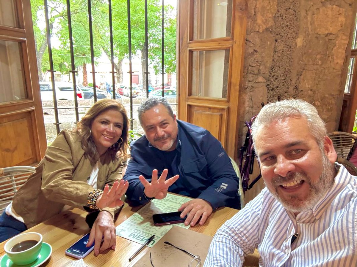 Desayunamos con Fabiola Alanís y Alejandro Peña, siempre un gusto saludarnos y compartir ideas. 
Con diálogo #MichoacánEsMejor