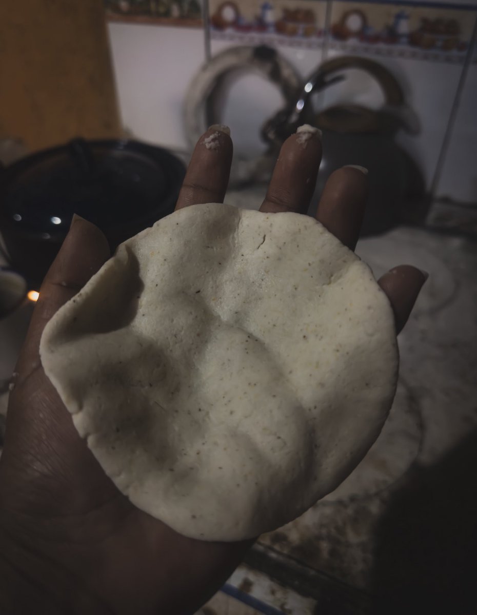 Muy pocas cosas buenas sé hacer con las manos, tortear es una de ellas.

Tortear es un acto cotidiano, sí, pero también es un conocimiento ancestral que vive en nuestras manos, en nuestras poderosas manos.