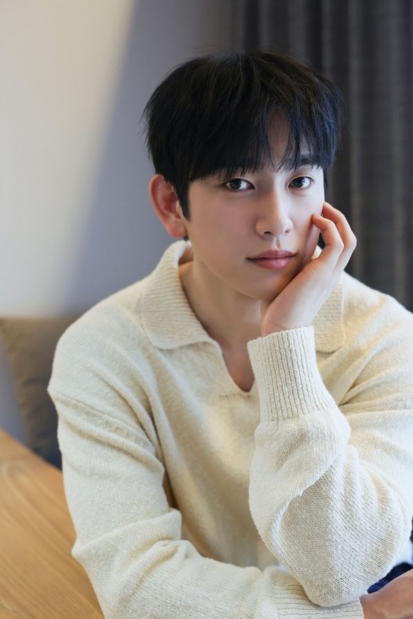 cyjprint's tweet photo. When asked who he considers to be “his people” Park Jinyoung smiled brightly and named the #GOT7 members and his family.

#JINYOUNG: I think the important thing is that ‘my people’ are always in front of the door I’ve closed. That’s why I think it’s important, when things are difficult, to not feel ashamed and to go talk to my people. The people who love me, they can read my face and instantly know how I’m feeling. When I open up to them, I often realize things weren’t as serious as I’d thought. And just sharing a little can bring so much relief. That’s how it is for me, at least.