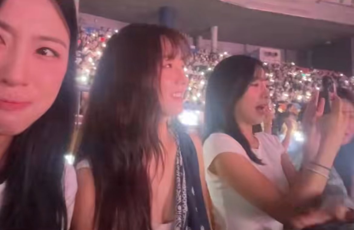 apinkxcho's tweet photo. apink watching beast/highlight concert on diff eras

2011 (pre-debut).                              2025. https://t.co/jXMzJFB26d