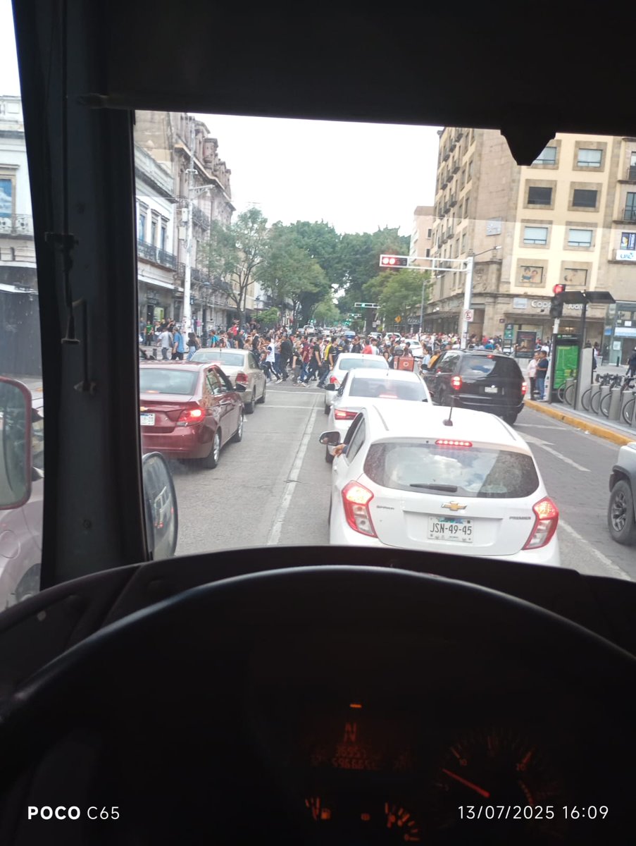 710Tur's tweet photo. Ojalá pudieran hecharle un ojitos a los semáforos de Avenida Juarez, a la vista se ven todos en siga y el plaza de las sombrillas muy mal :En rojo 
@Trafico_ZMG @AgenciaAMIM @GobiernoJalisco @AtencionCJal https://t.co/3vvBKBKCcJ