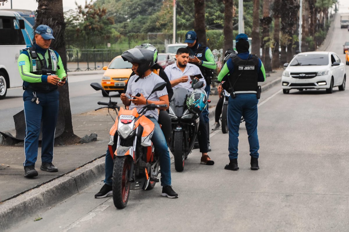 OPERATIVOS QUE CUIDAN TU SEGURIDAD

Entre el 7 y el 13 de julio realizamos 30 operativos de control en distintos puntos estratégicos de Guayaquil, logrando la retención de 122 vehículos y emitiendo 630 citaciones. Los controles se desplegaron en sectores como Vía a la Costa,