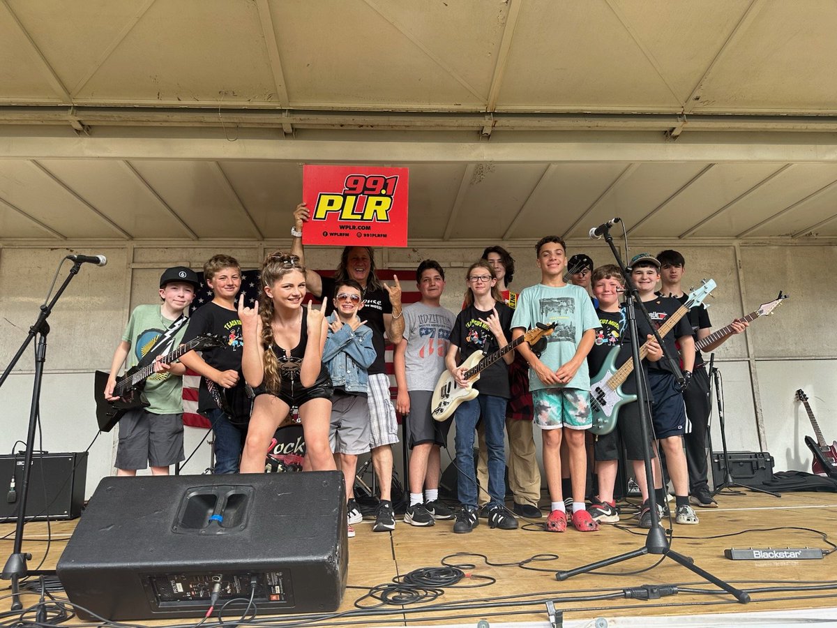 991PLRFM's tweet image. East Haven knows how to rock! Tonight, we're at the East Haven Summer Concert Series featuring #RockHouse! 🤘🎸

Big shoutout to East Haven Mayor Joe Carfora and PLR's own Ed Sabatino for putting on this awesome concert series! 🙌