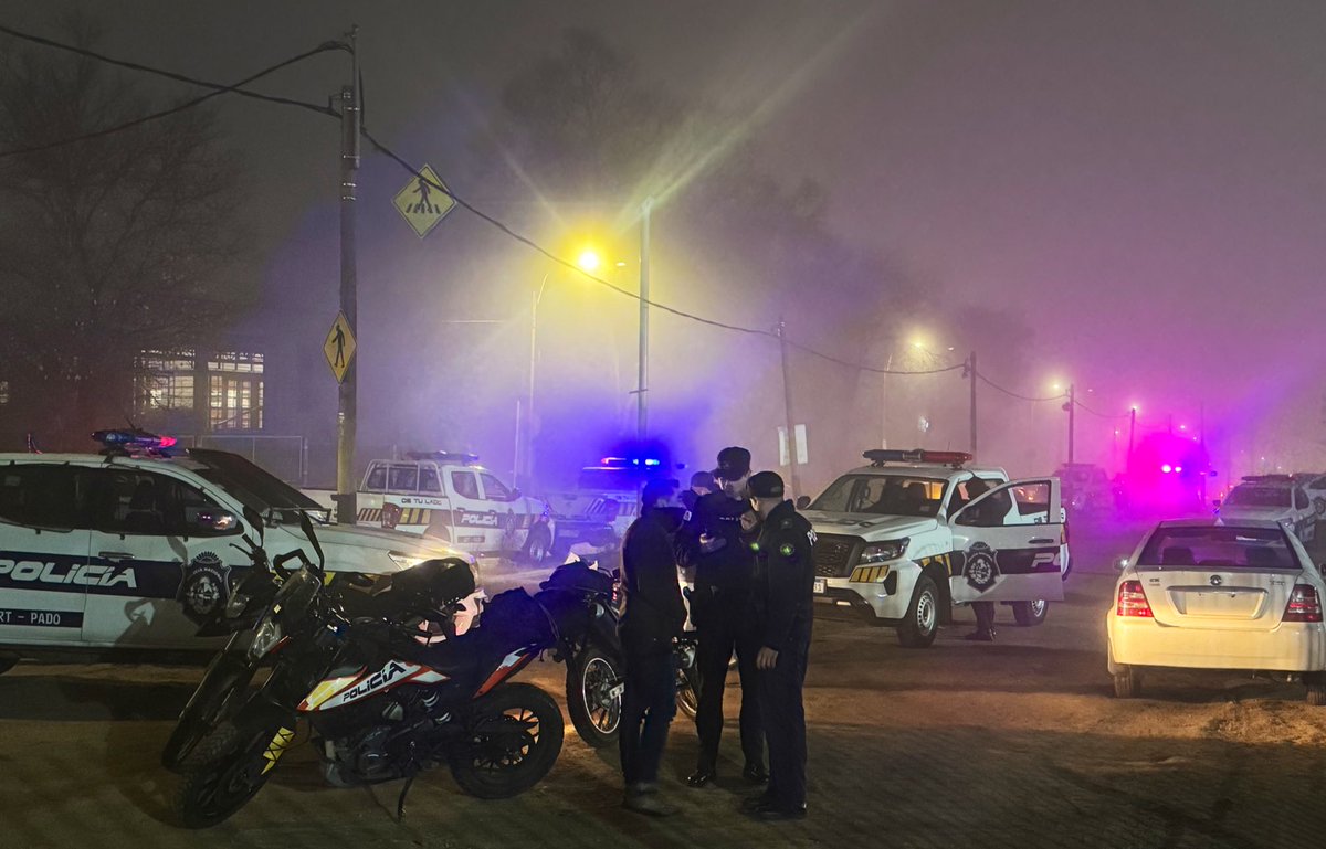 EmiWigman's tweet photo. #AHORA Un policía abatió a un delincuente e hirió a otros dos tras un intento de rapiña en Malvin Norte.

Hay un fuerte operativo policial dado que los familiares del rapiñero comenzaron a tirar piedras para intentar llevarse el cuerpo.

Los detalles en @TelemundoUY https://t.co/K8E9HPA3Aw