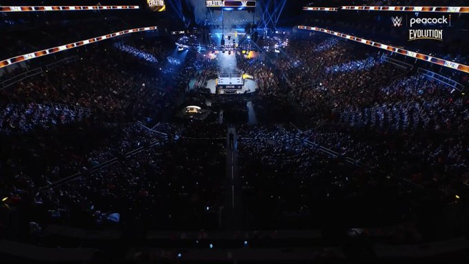 r1zzidentevilll's tweet photo. never tell me women don't draw viewers again, look at that fucking crowd!

#WWEEvolution https://t.co/VkFSDyCJB9