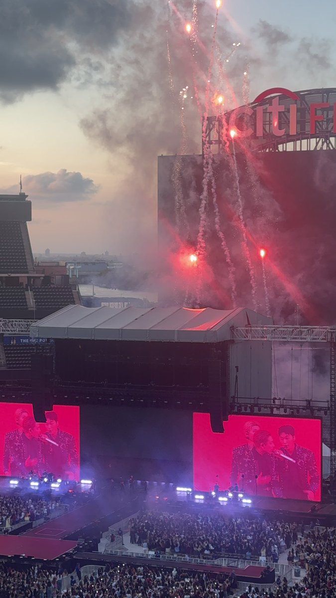 in a wild twist i am at my first kpop concert *and* first time at citi field