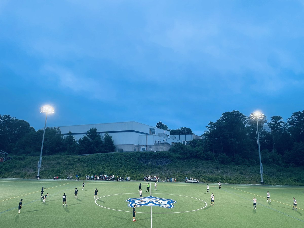 Sunday night lights.

🌲⚽️