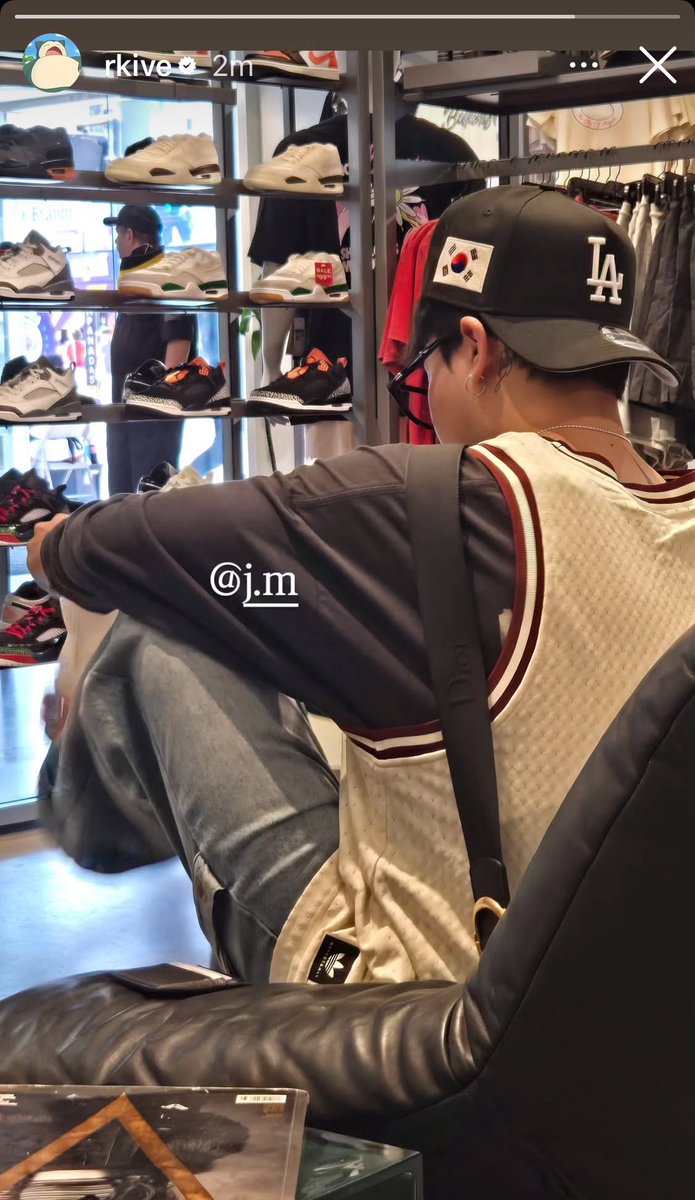 ジミン フラッグ 👟 🧢 Seems like @BTS_twt Namjoon & Jimin are out doing some
