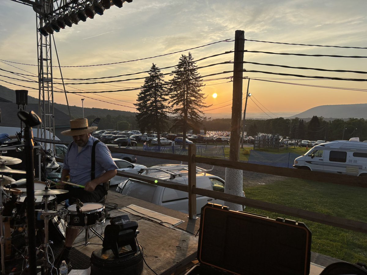 ☀️ Look! Jakob the Pipelayer and a sunset at Tussey Mountain’s WingFest on Thursday. We had a great time and a little bird* told me we see coming back next year!

(*that bird is called email)