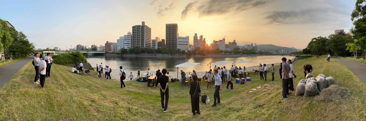 mlit_hirosuna's tweet photo. 【水辺で乾杯2025】
7月7日の「#川の日」に、旧太田川の基町環境護岸で「#水辺で乾杯2025」を開催しました。
当日は天候にも恵まれ、水害がなく平和な一年が送れるよう願いながら乾杯しました🍻
ミズベリング ☞ https://t.co/H7XLlBasiN
#国土交通省 #ひろすな #RiverDo!川辺コンソーシアム https://t.co/Ml2bICdp9w