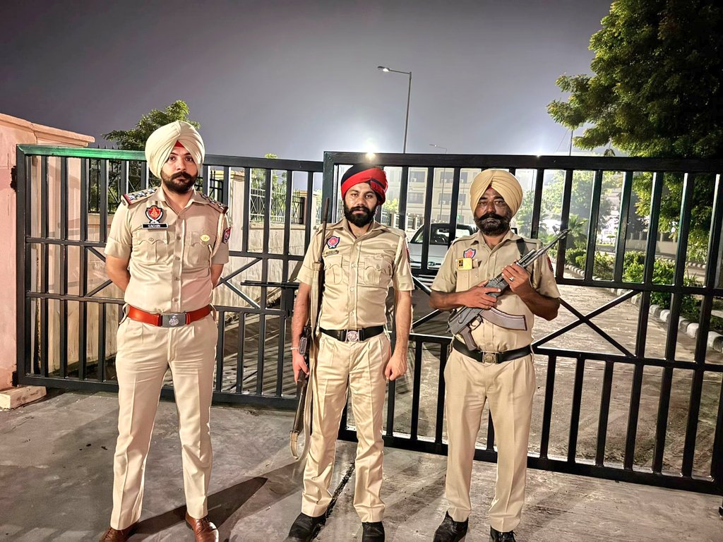 🚨 ਤੁਹਾਡੀ ਸੁਰੱਖਿਆ, ਸਾਡੀ ਪਹਿਲੀ ਤਰਜੀਹ! 🚨
🌙 "ਨਾਈਟ ਡੋਮਿਨੇਸ਼ਨ" ਤਹਿਤ ਫਾਜ਼ਿਲਕਾ ਪੁਲਿਸ ਦੀ ਸਖ਼ਤ ਕਾਰਵਾਈ!

ਰਾਤ ਦਾ ਹਨੇਰਾ ਨਹੀਂ, ਹੁਣ ਹਰ ਕੋਨਾ ਸੁਰੱਖਿਅਤ!
🔹 ਨਾਕਾਬੰਦੀ
🔹 ਗਸ਼ਤ
🔹 P.C.R. ਮੋਟਰਸਾਈਕਲ
🔹 ਬਾਰਡਰ ਪੈਟਰੋਲਿੰਗ
🔹 ਹਾਈਵੇਅ ਪੈਟਰੋਲ

👮‍♂️ GOs ਅਤੇ SHOs ਵੱਲੋਂ ਤਿੰਨਾਤ ਚੈਕਿੰਗ — ਲੋਕਾਂ ਦੇ ਮਨ ਵਿੱਚ ਹੋਰ ਵੀ ਵਧ