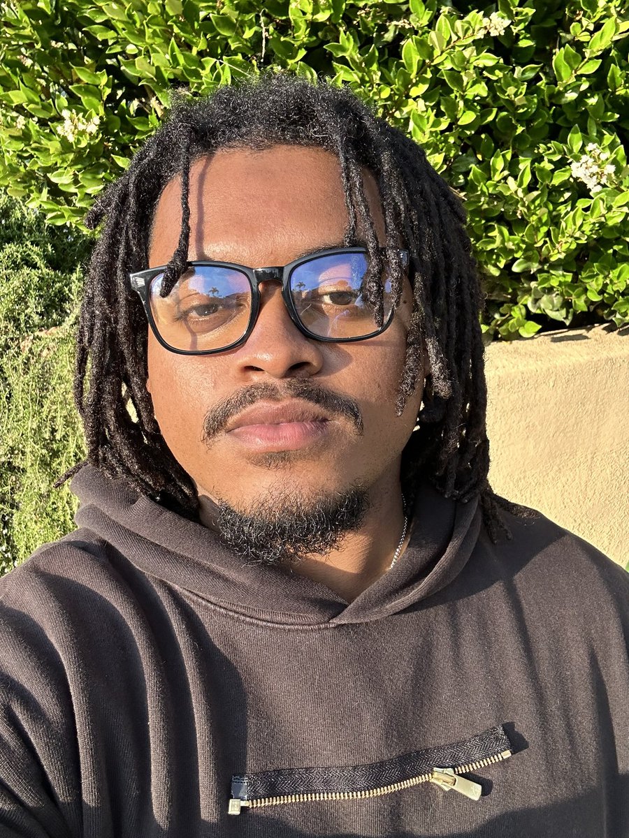 keshore_'s tweet image. I write about robbing niggas, whole time I look like this