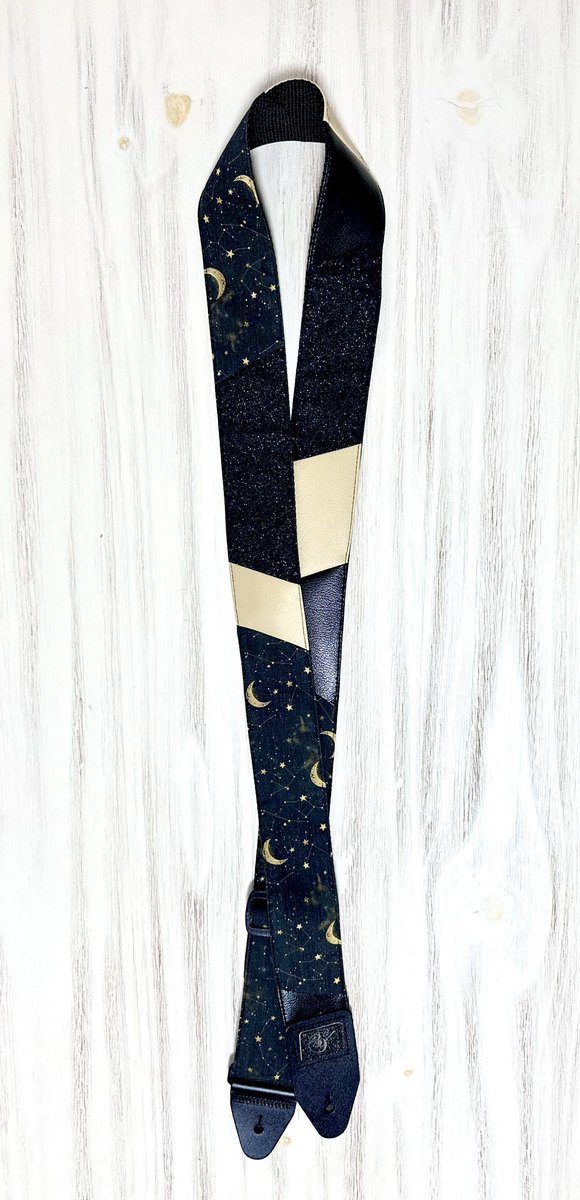 215本目
プラネタリウムストラップ
SOLD OUT

こちらネットでもいいねの数が多く、現場でも可愛いとのお声が多かった製品ですが、
対バンさせていただいたアーティスト様にご購入いただきライブで着用してくださりました！

本当にありがとうございます！
末永くご愛用ください！