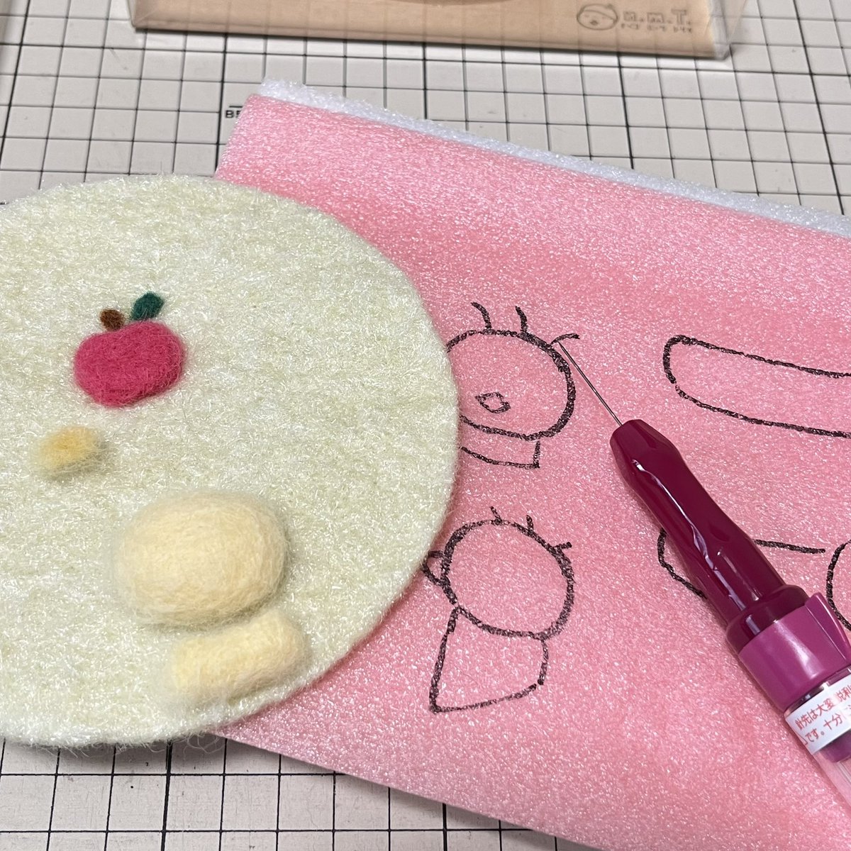 おはようございます😀なべ子です
デザフェス61の事後通販はいよいよ明日7/15❗️協議の結果、途中まで作っていたものは完成させて出品する事にいたしましたので、当日並べられなかった羊毛フェルトコースターも数点出品いたします✨見に来てね