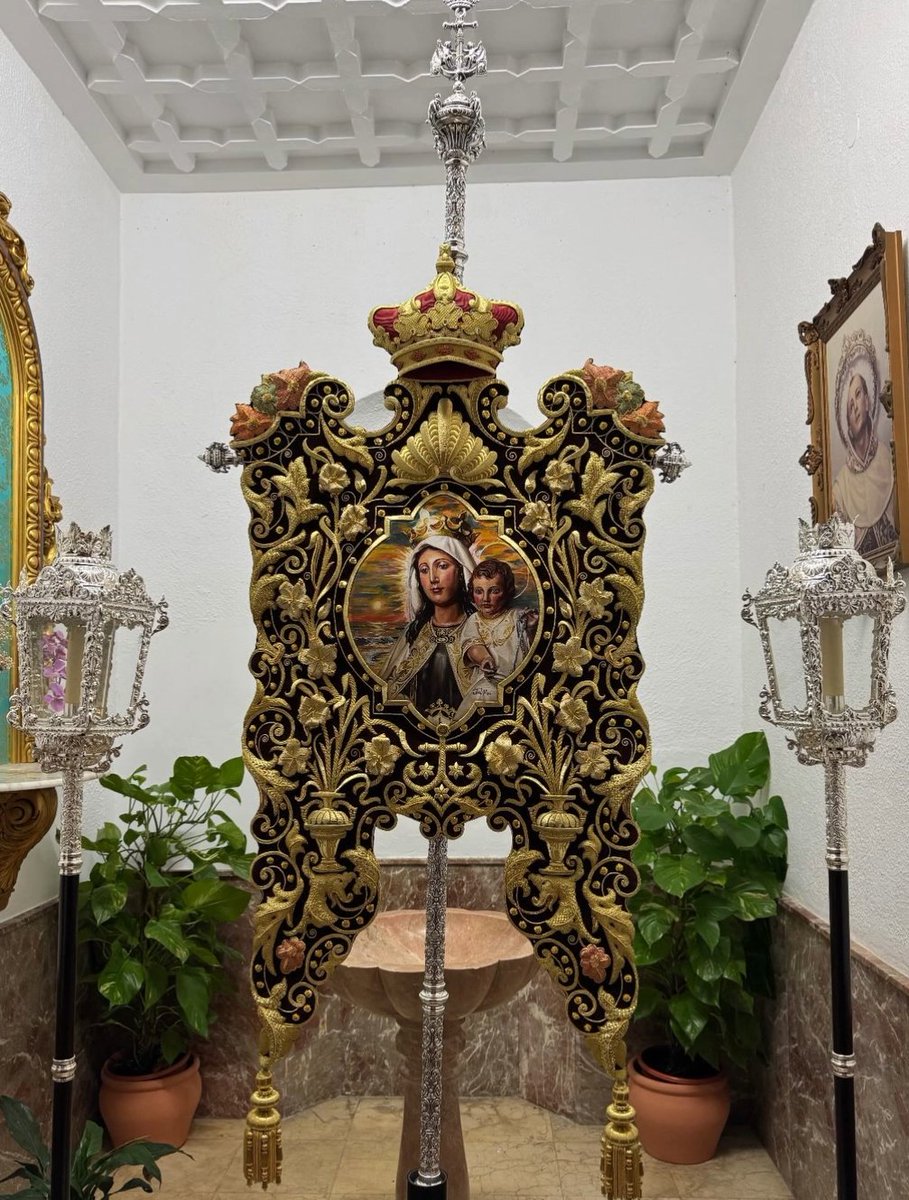 ⚓ En la tarde de ayer tras la misa perteneciente al segundo día de triduo, se presentó el nuevo estandarte de la hermandad, proyectado y ejecutado por D. Joaquín Salcedo Canca con pintura de D. Juan Postigo. Una auténtica joya que engrandece el patrimonio de nuestra corporación.