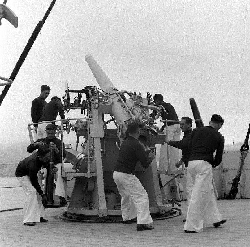 🇨🇱| Fotografías de la vida al interior del Acorazado Latorre, por la Revista Life (1950).