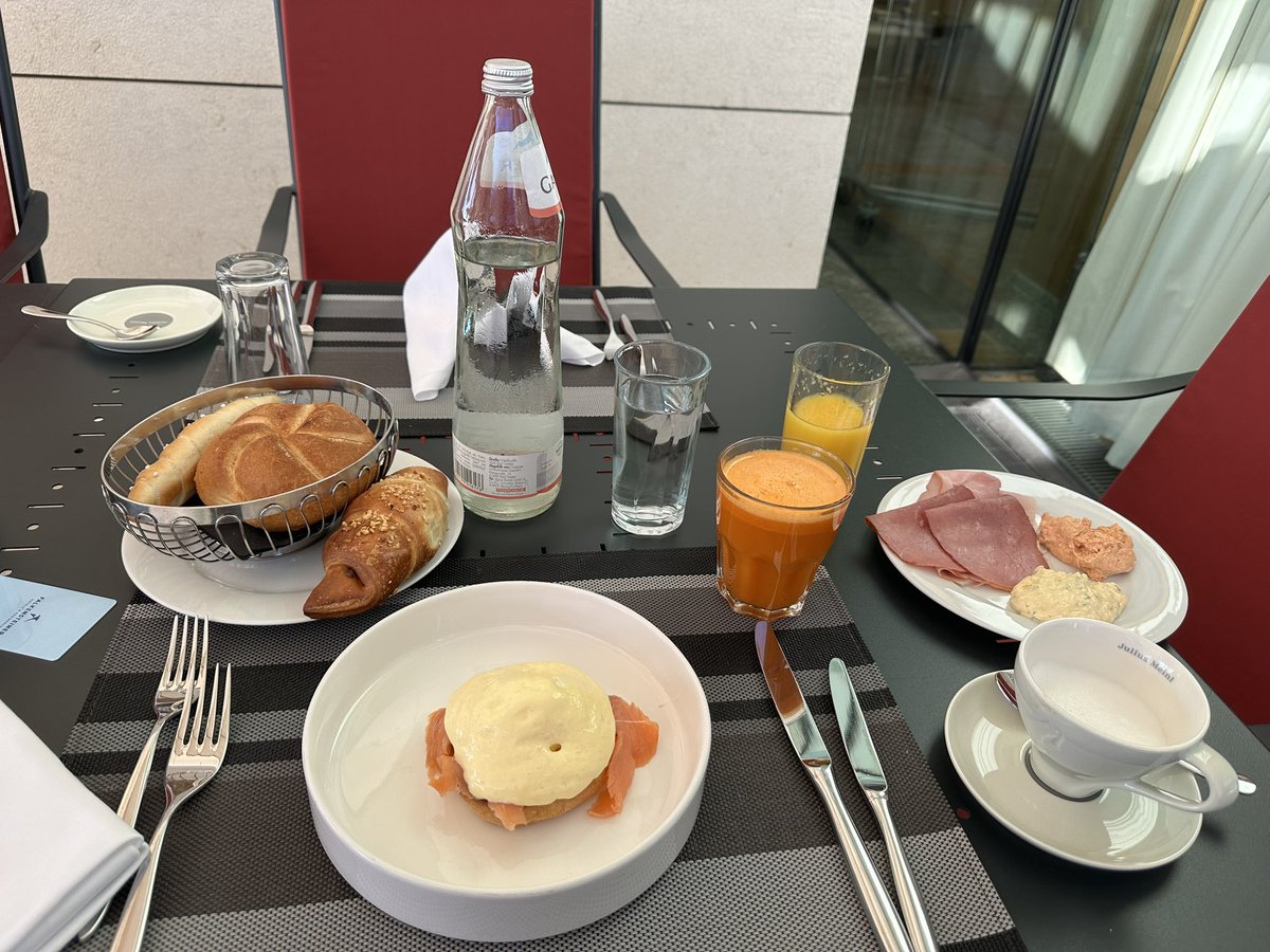 Hotelfrühstück.
Ein freundlicher Österreicher beschreibt Deutsche als „weltfremde Besserwisser mit Missionarswahn“ und ich denke, er liegt gar nicht so falsch