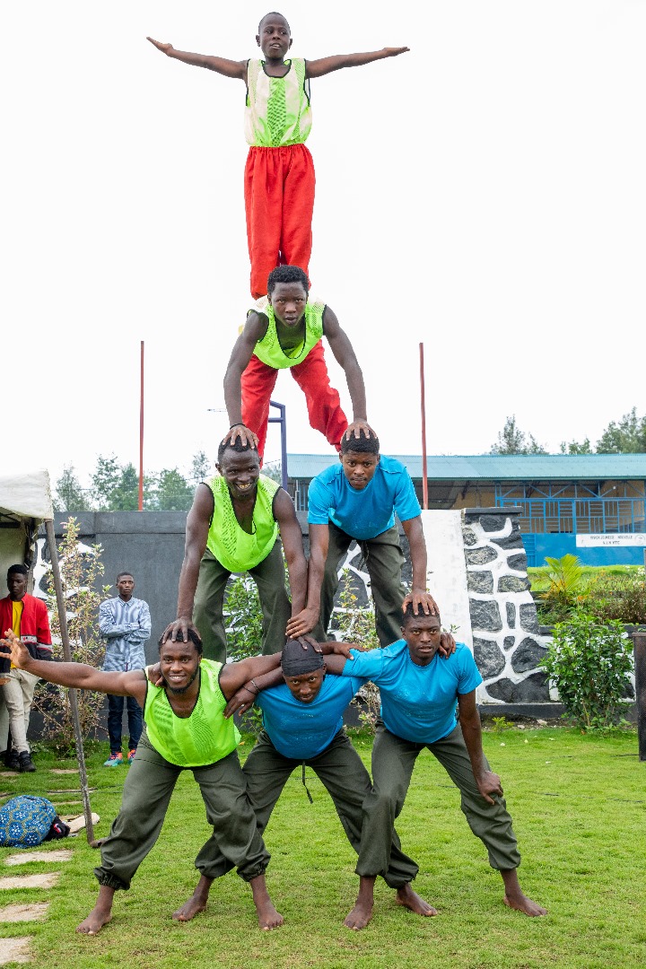 Umusore wirwanyeho (@umusore_witunze) on Twitter photo Burya tujye dushimira abantu ku bikorwa by'indashyikirwa bakora. Uyu mugabo <a href="/VitalRINGUYENZA/">Vital RINGUYENEZA</a> uyobora ikigo <a href="/visionjeunesse2/">Vision Jeunesse Nouvelle</a> akora akazi gakomeye cyane ko gufasha urubyiruko rwo mu turere dutandukanye cyane cyane muri Rubavu.🫡
Iyo ukinjira muri VJN uhasanga urubyiruko ruri mu Burya tujye dushimira abantu ku bikorwa by'indashyikirwa bakora. Uyu mugabo <a href="/VitalRINGUYENZA/">Vital RINGUYENEZA</a> uyobora ikigo <a href="/visionjeunesse2/">Vision Jeunesse Nouvelle</a> akora akazi gakomeye cyane ko gufasha urubyiruko rwo mu turere dutandukanye cyane cyane muri Rubavu.🫡
Iyo ukinjira muri VJN uhasanga urubyiruko ruri mu