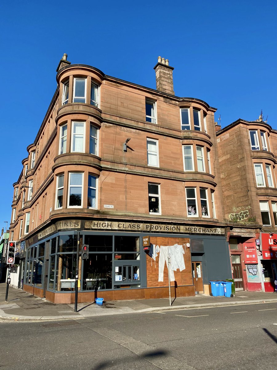 MurphyNiallGLA's tweet image. #MomentsOfBeauty in #Glasgow: It’s a nice touch that the new @paesano_pizza in Shawlands has incorporated the WH Dinwoodie #ghostsign into their shopfront fascia while including a pizza chef uniform clothesline mural. It certainly lifts this classic Glasgow corner tenement 🥰!