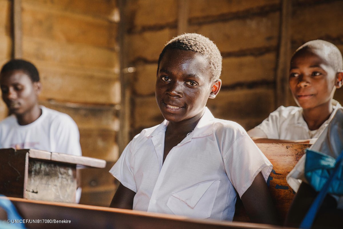 UNICEFDRC's tweet image. « Je veux apprendre à bien lire et écrire. Quand je serai grand, je veux devenir électricien » ⚡
À 14 ans, Yusufu a pu retourner à l’école après avoir dû abandonner faute de moyens.
Grâce à @EduCannotWait, il construit son avenir en suivant des cours de remise à niveau à Minova.