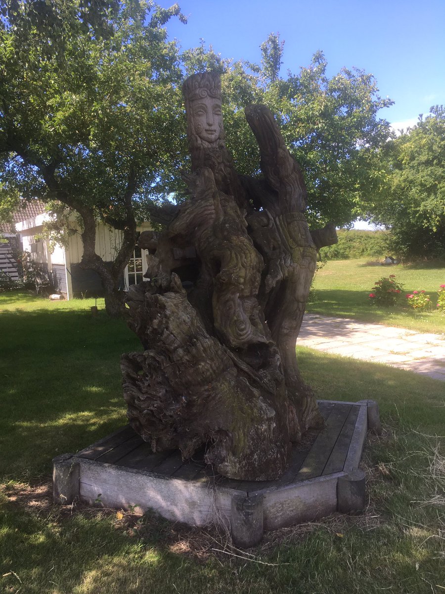 BirgitMoser4's tweet image. Lasst uns heiter in die neue Woche starten.

Diese Holzskulptur steht auf Birkholm.

💛