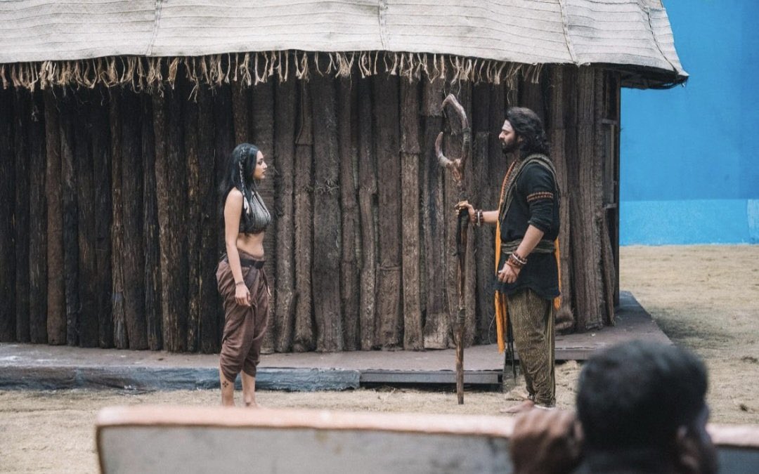 Though #Prabhas has a powerful presence and massive stardom, he never looks down on anyone. He’s warm, respectful and mingles with everyone like one among us. There’s always a positive vibe around him on set. 
- #PreityMukhundhan