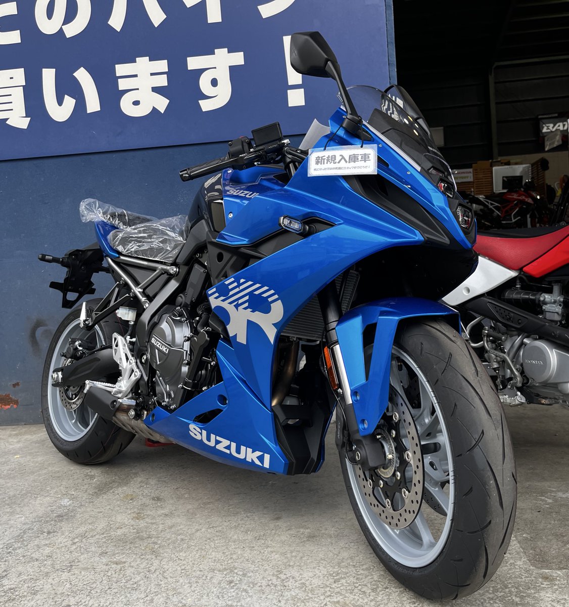 mfd_saitamatoda's tweet photo. 新車GSX-8R トリトンブルーが入荷です☺️
GSX-8Tも発表され話題のこの800ccツインエンジン。ハッキリとした性格でスペック以上にパワフルさを感じる良いエンジンです🙆🙆♂️🙆♀️
🏍️総額1,144,000円🏍️
7月末まで新車のローン金利「3.9%」にてご案内できますので是非ご検討ください💨
#SUZUKI #GSX #GSX8 https://t.co/3tS3lCEN46