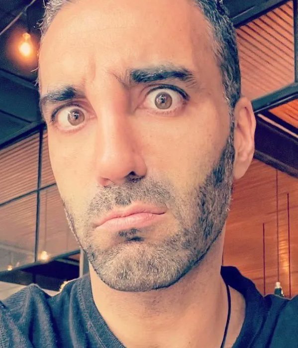 ¿Qué le pasa a Simón?

Los leo.

...sean serios.