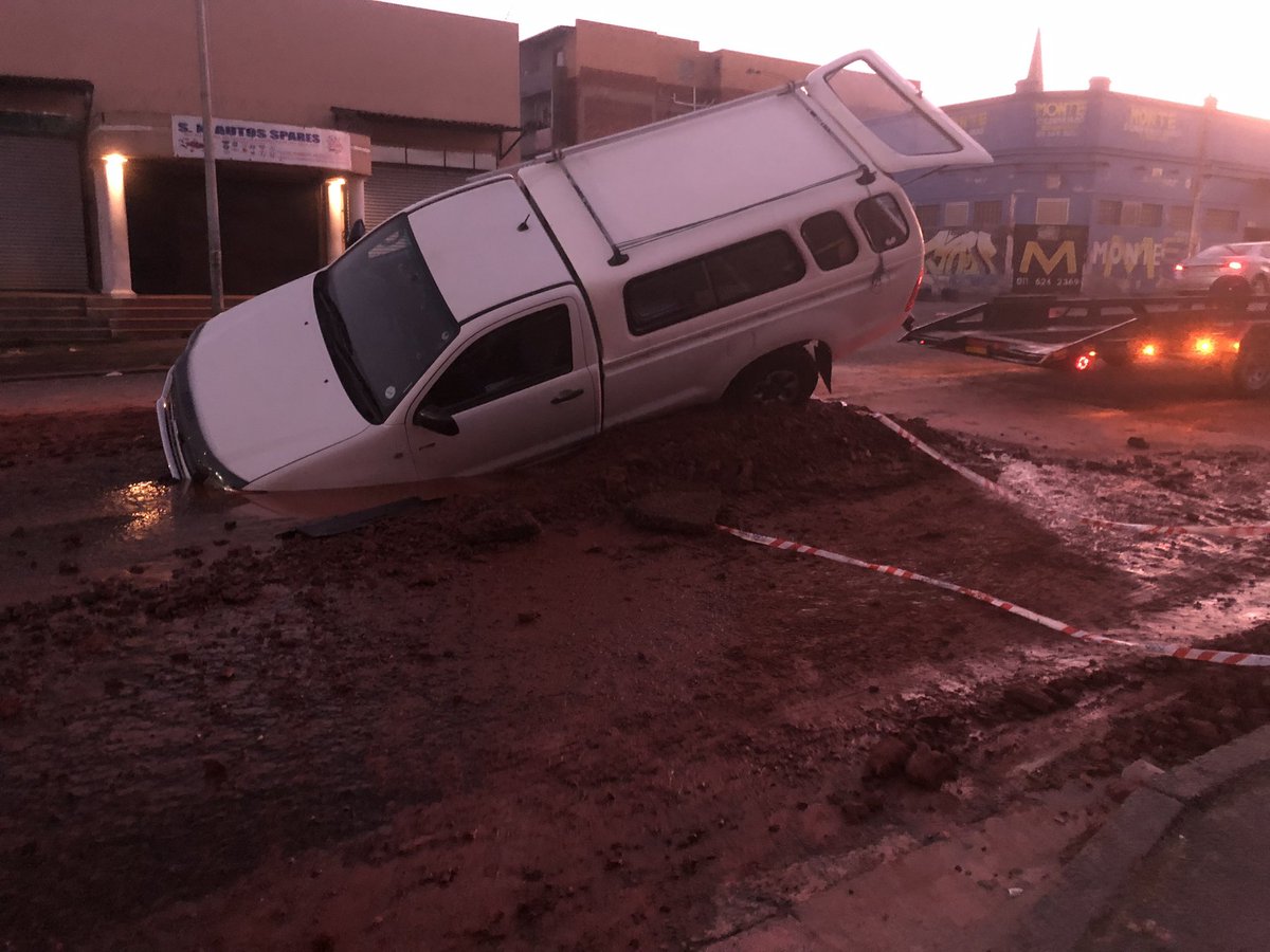 FasdaProtect's tweet image. A Large hole the road due to water repairs has caused a number of accidents. @JHBWater please escalate.
Motorist to use caution and slow down when traveling down Commissiner str cnr Browning Jeppestown.
@SafercityZA @MyJRA @CityofJoburgZA @EWNTraffic @GTP_Traffstats @JoburgMPD