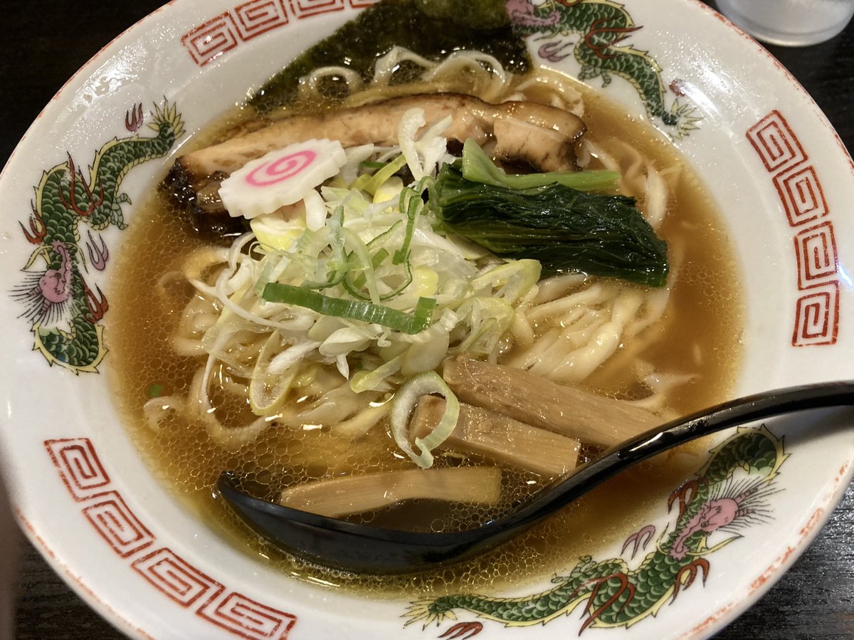 中華そば花菱　宇都宮市宝木町
ラーメン(鶏) 平打中華麺
コンセーレ付近探索3軒目。
昔ながらのラーメンです。
平打、細麺、全粒粉麺を選べます。
普通に美味しかったです。