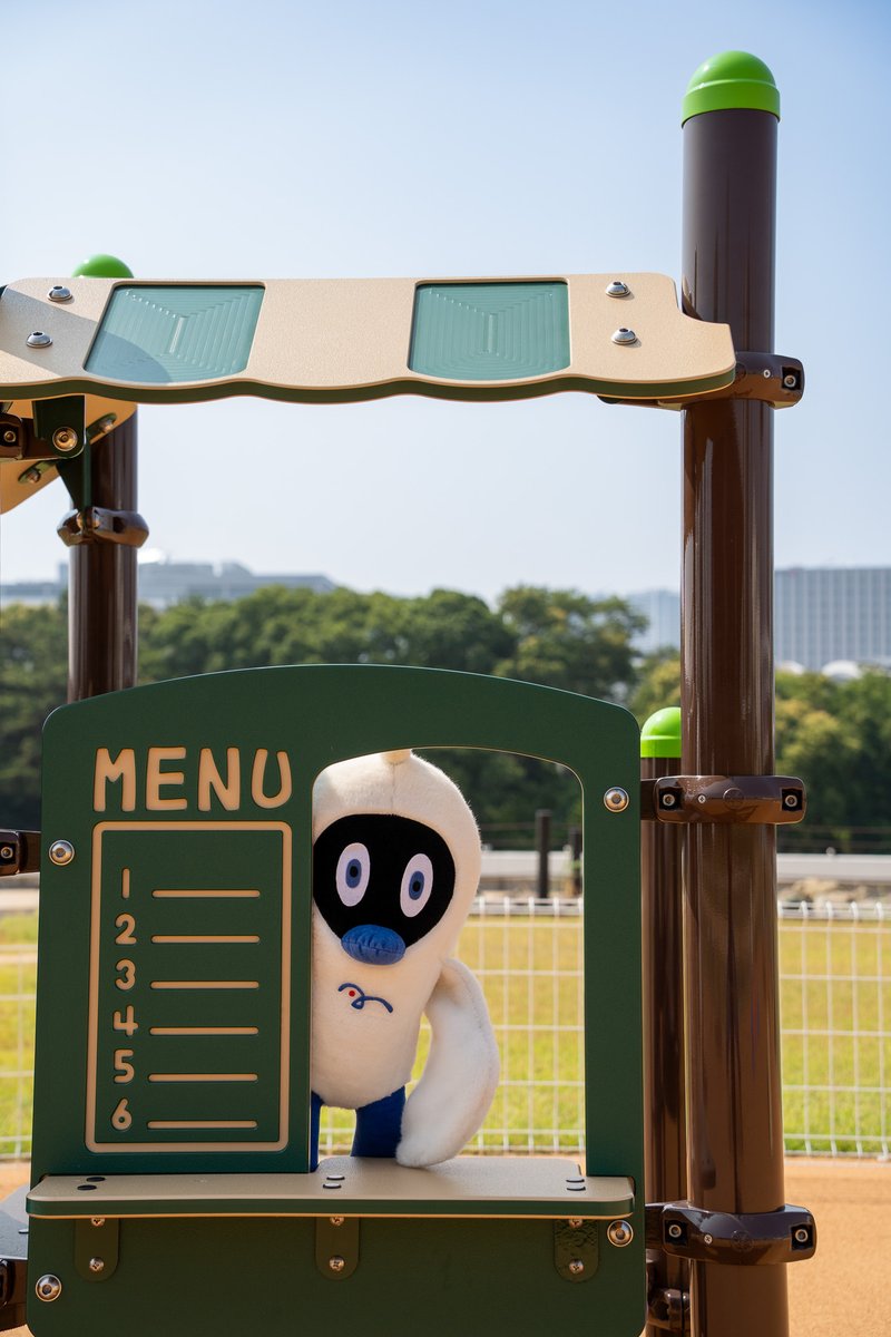 yurikamome_info's tweet image. みんな~、ゆりもだよ。
#ゆりかもめ に乗って
#有明テニスの森 駅に
あそびにいった日の写真だよ。
#有明親水海浜公園 には、
たのしい遊具がたくさんあって
あそびすぎちゃった。
とっても暑いから、
みんなも休みながらあそんでね~
屋根のあるベンチもあったよ。
#ゆりも #のんびりゆりも
