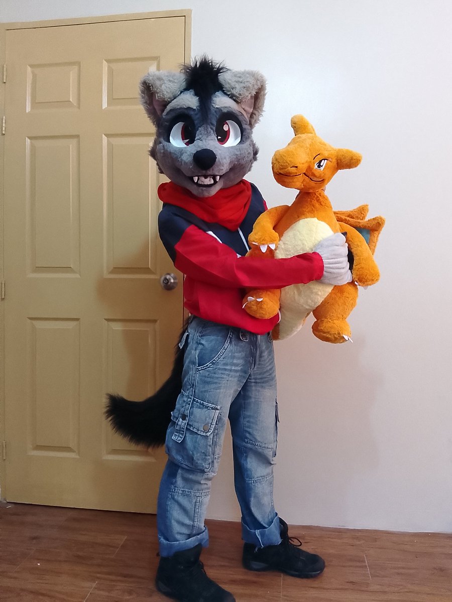 Rodgeysfw's tweet image. Me and my Charizard plush 🧡