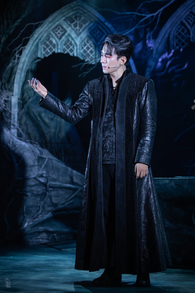 더크리처 연출 중 좋아하는 점

괴물은 오른쪽에서 보기 좋고 존재는 왼쪽에서 보기 좋다고 느꼈는데
생각해보니 괴물일 땐 꼬맨자국이 있는 분장한 얼굴을 많이 보여주는 동선을 쓰고, 그 존재일 땐 분장이 없는 반대쪽 얼굴을 많이 보여주는 동선을 쓰는 거였어 너무 좋아