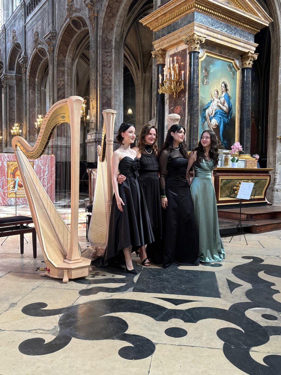 RadkaBalabanova's tweet image. Belle musique à l&apos;église Saint Merry! Merci Suzanna Klintcharova et les jeunes talents de sa masterclass pour ce concert magnifique !