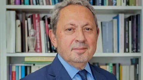Şeref Oğuz:

Yapay zekâ çağında biz hâlâ neyi ölçüyoruz, neyi ödüllendiriyoruz? Diplomayı mı yoksa beceriyi mi? 

Eczacılıktan mezun binlerce genç, diplomasıyla rafa ilaç diziyor. Ziraat mühendis diplomalı, toprağa basmadan emekli olabiliyor.

Yeni mezun bir yazılımcı, kod yerine