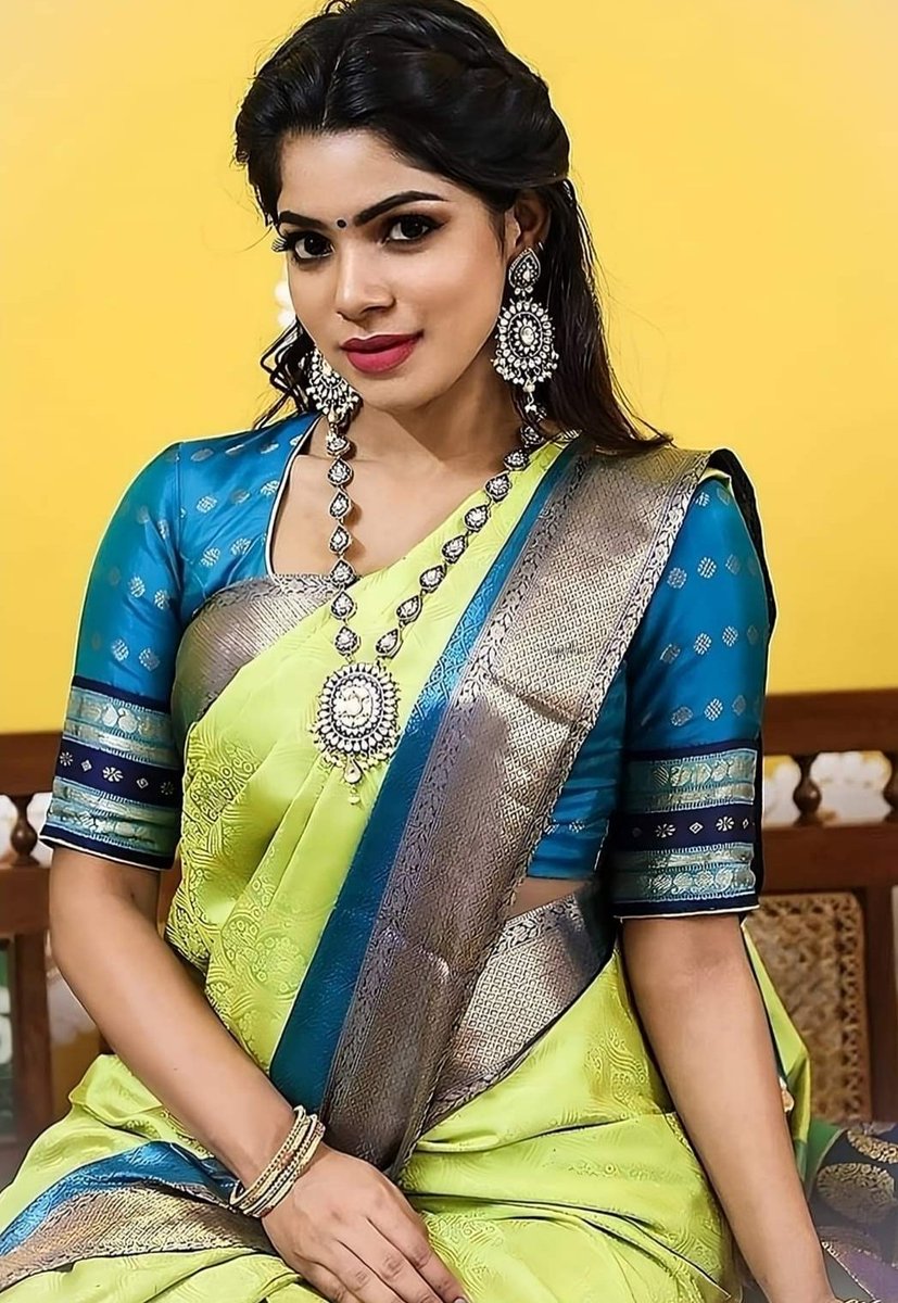 Raj Saxena@7586 (@rajeshs36920464) on Twitter photo <a href="/Queensugandha/">Sugandha Sharma</a> वाह्ह्ह्ह
👌👌
तुम ही घर हो…
जिसमें हर सुकून पल भर में समा जाए,
तुम ही वो दीवारें जिनसे मेरा वजूद टकरा जाए।
तुम ही अपना
हर ख्वाब में, हर दुआ में, हर बात में तुम,
हर धड़कन में छुपे किसी जज़्बात में तुम।
और फिर भी
तुम ही पराई…
जैसे पास होकर भी दूर की आवाज़ होI
सुप्रभात वंदन <a href="/Queensugandha/">Sugandha Sharma</a> वाह्ह्ह्ह
👌👌
तुम ही घर हो…
जिसमें हर सुकून पल भर में समा जाए,
तुम ही वो दीवारें जिनसे मेरा वजूद टकरा जाए।
तुम ही अपना
हर ख्वाब में, हर दुआ में, हर बात में तुम,
हर धड़कन में छुपे किसी जज़्बात में तुम।
और फिर भी
तुम ही पराई…
जैसे पास होकर भी दूर की आवाज़ होI
सुप्रभात वंदन