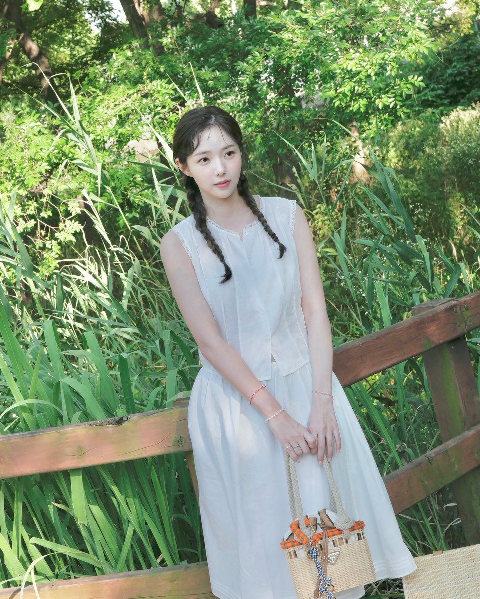 soobinms_s's tweet photo. Lost in the green, I must say https://t.co/F1cJkXbQ1z
