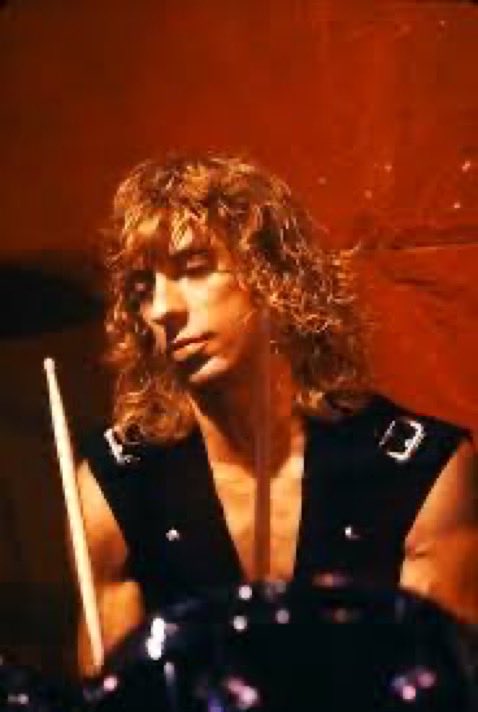 pillolerock's tweet image. il 14 Luglio 1999 moriva
Gar Samuelson,
il primo batterista ufficiale
dei Megadeth, con cui registrò
i primi due album della band.
Successivamente all’abbandono
della band forma un gruppo fusion/metal chiamato "Fatal Opera".
#GarSamuelson #pillolerock