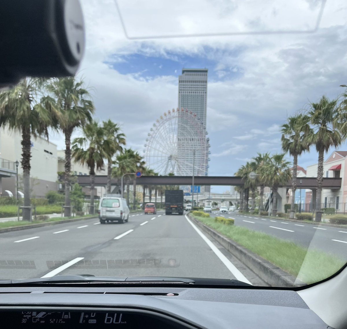 今、りんくう走ってます🚗
車での営業かなり楽やねんけど、これで給料貰ってええんかな😰前は移動が電車やったから、戸惑う😣