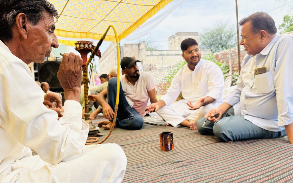 AsifChuru0029's tweet image. 📍गाँव लादड़ीया
विधानसभा चूरू के गाँव लादड़ीया से युवा नेता प्रकाश कस्वां व अरविंद कस्वा के घर उनकी दादाजी स्व नारायणी देवी जी की शोकसभा मे शामिल होकर श्रद्धांजलि अर्पित की व परिवारजनो से मुलाकात की।
@RahulGandhi
@GovindDotasra @DeependerSHooda
@RahulKaswanMP
@KrishnaPooniaIN